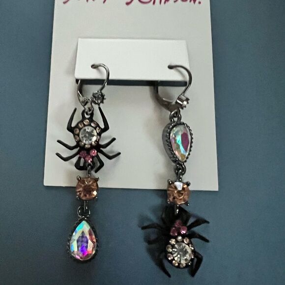 🕷️ Betsey Johnson Mismatched Black and Pink Dangle Spider Earrings 🕷️ - Picture 2 of 11